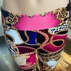 Cutest leggings in ladies small or could fit girls large.